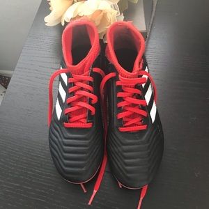 Unisex  soccer shoes size 3.5 black and pink
